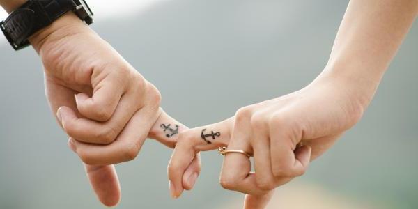 一对纹身相同的情侣手牵着手