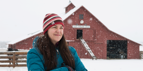 丽贝卡·萨夫兰站在谷仓前的雪地里